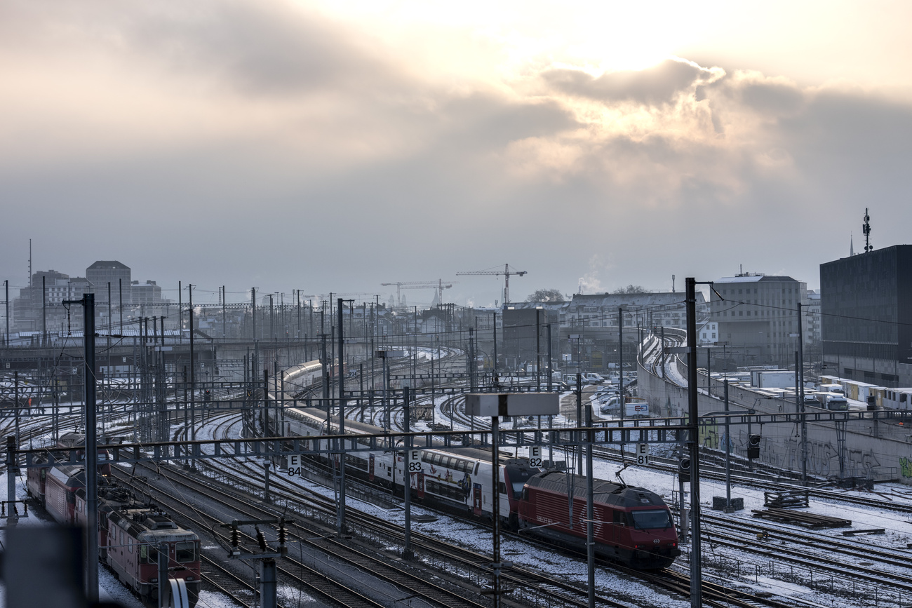 Главный вокзал Цюриха обслуживает за один будний день около 3000 поездов.