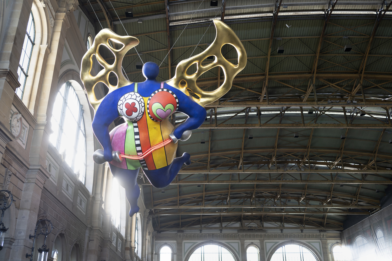 С 1997 года в центральном зале вокзала под потолком парит скульптура «Ангел-хранитель» (L’ange protecteur) работы Ники де Сен-Фалль.