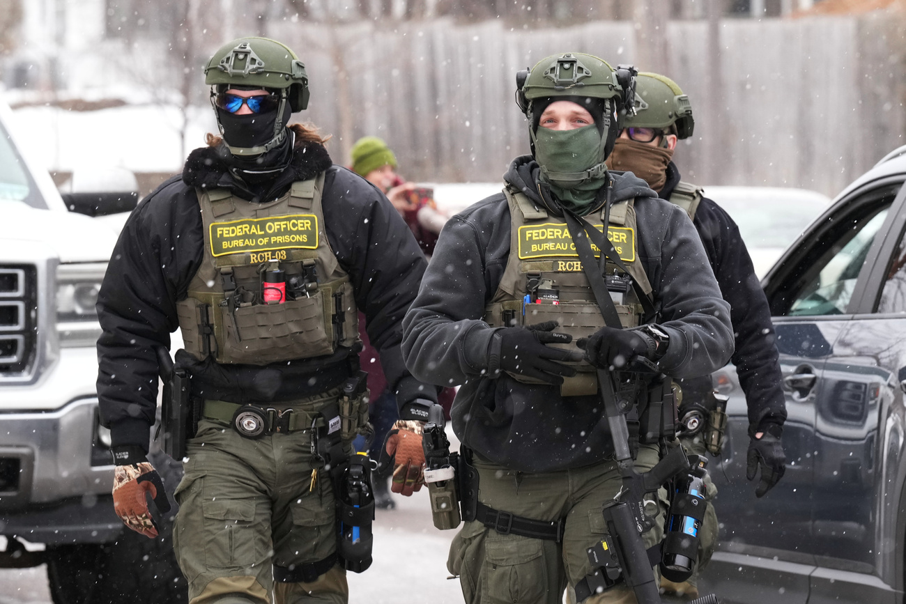 Agentes federales caminan por un vecindario el viernes 16 de enero de 2026, en St. Paul, Minnesota.