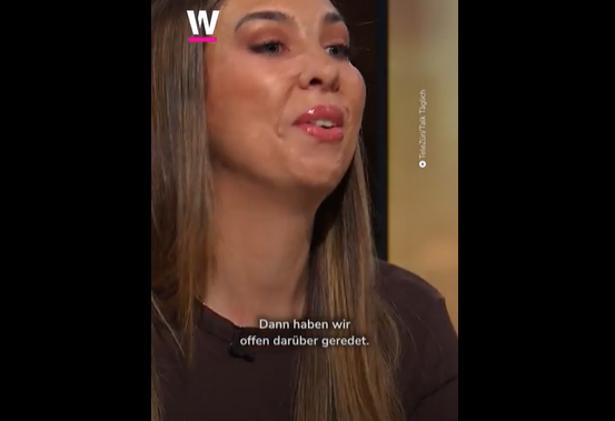 Mulher falando na câmera