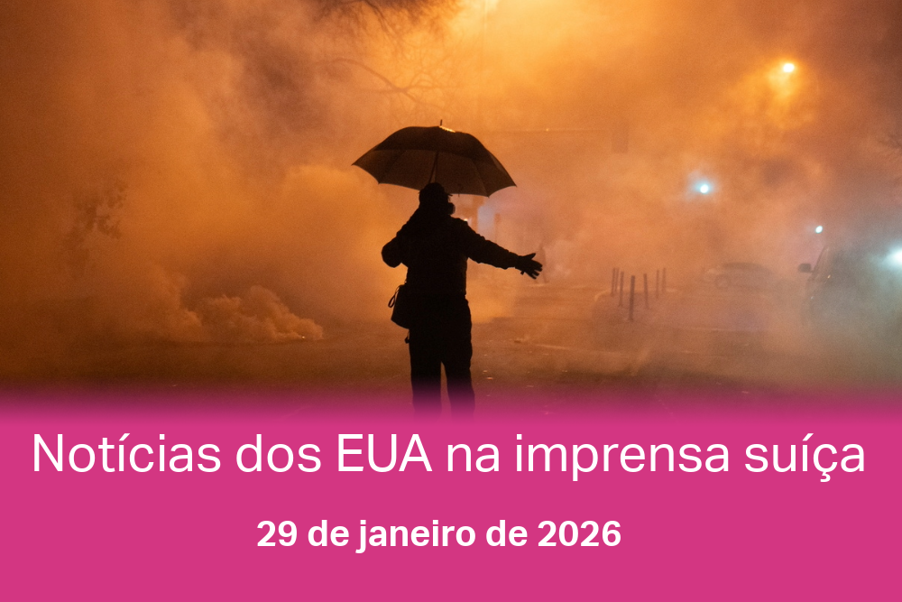 Morador de Minneapolis atravessa uma nuvem de gás lacrimogêneo lançado por agentes federais no início deste mês. Manifestantes saíram às ruas depois que agentes de imigração mataram a tiros duas pessoas.