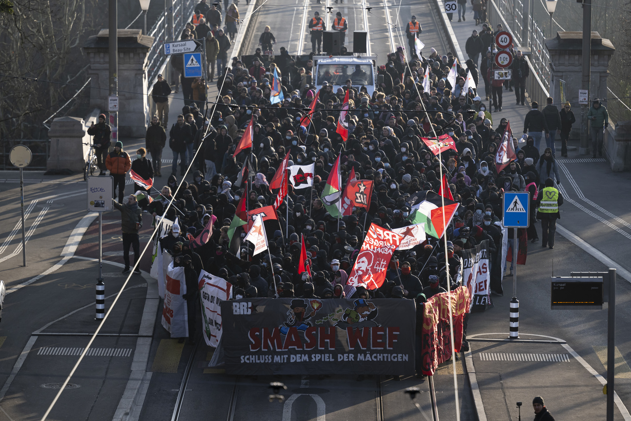 Поводом для действий полиции стала не согласованная демонстрация против Всемирного экономического форума