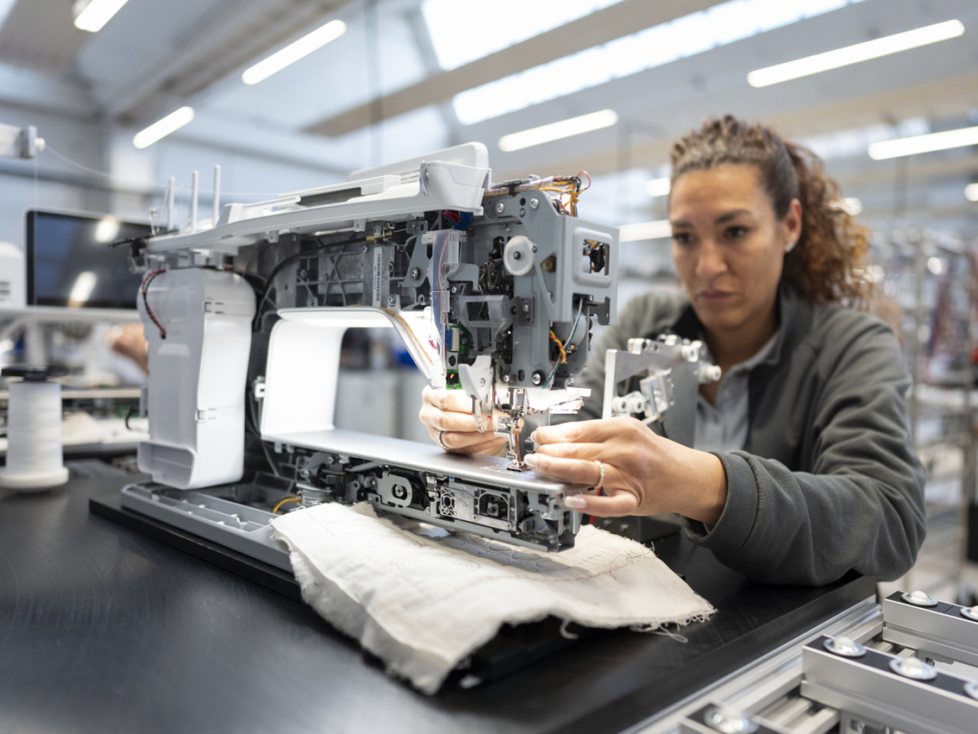 operaia assemble macchina da cucire