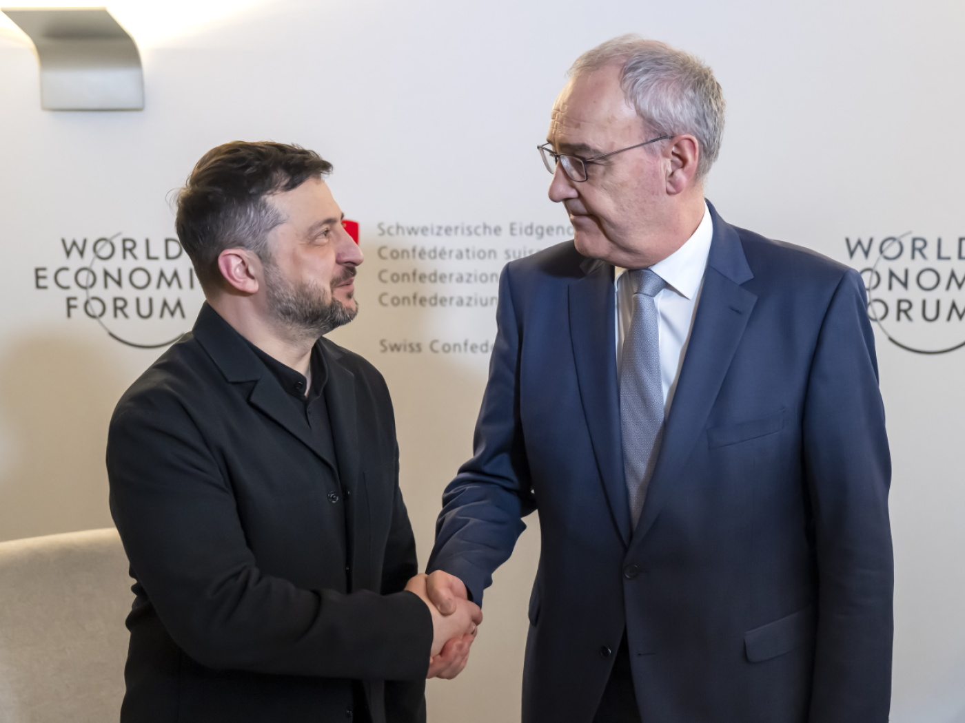 В Давосе (Davos), во время Всемирного экономического форума (World Economic Forum, WEF), федеральный президент Швейцарии Ги Пармелен (Guy Parmelin) в четверг, 22 января, впервые провёл встречу с президентом Украины Владимиром Зеленским.