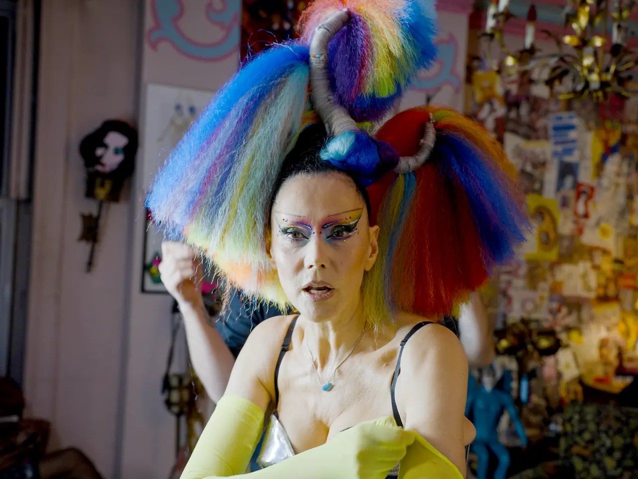 Susanne Bartsch organise encore aujourd'hui plusieurs fois par semaine des soirées à Manhattan. Ici, elle arbore le « Rainbow Style » pour sa légendaire « Pride Party » à l'hôtel Standard de Manhattan. (2025)
