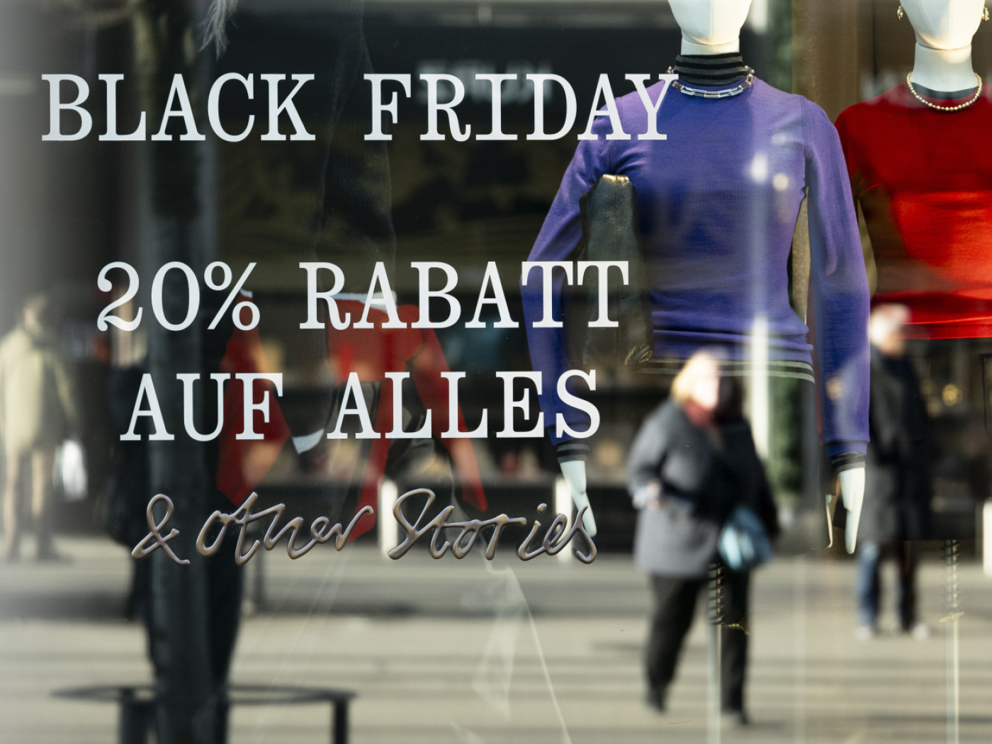 annuncio di saldi per il black friday sulla vetrina di un negozio