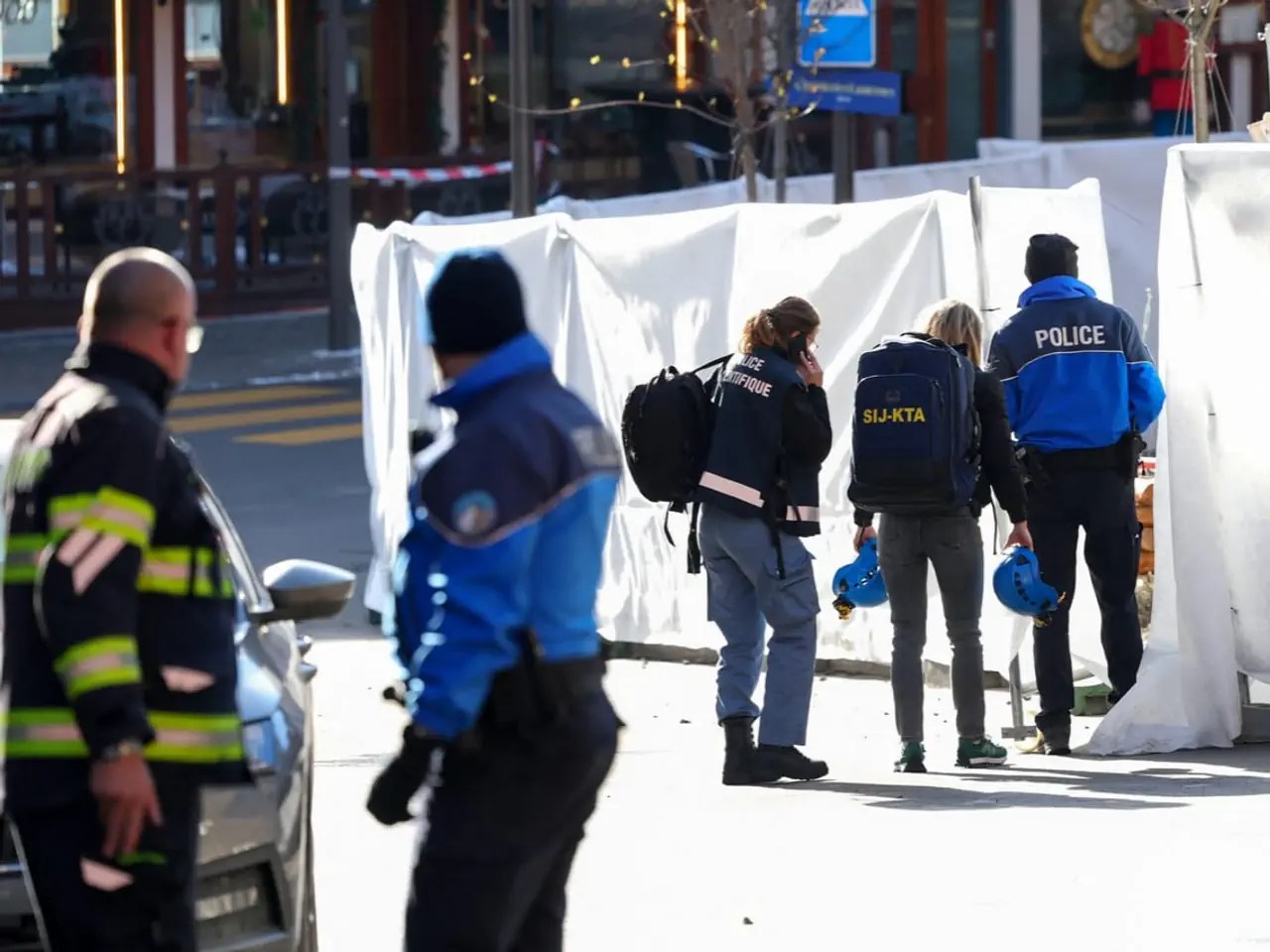 Eine Vielzahl von Kriminaltechnikerinnen und -technikern ist vor Ort, um die Ursache des Feuers zu ermitteln.