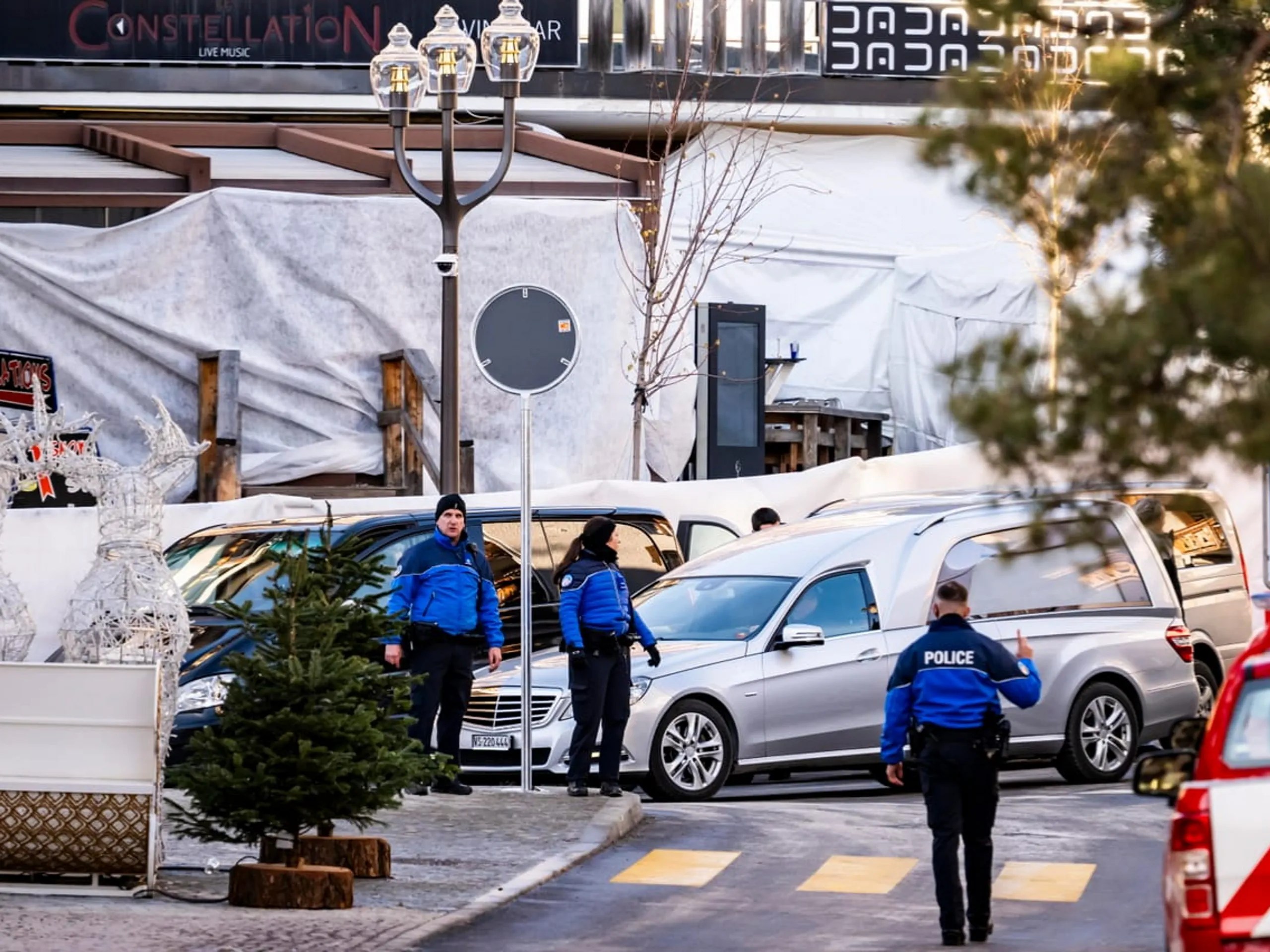 Bestattungsfahrzeuge vor dem Unglücksort: Die Walliser Behörden gehen von rund 40 Todesopfern aus.