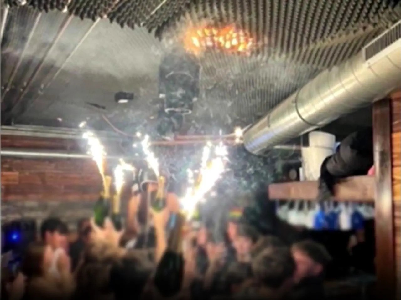 Augenblicke vor der Katastrophe fängt die Decke Feuer. Das Faktencheck-Team von SRF hat dieses Foto als glaubwürdig eingestuft.