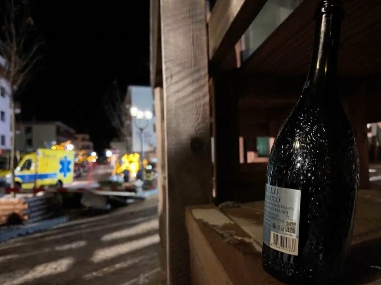 Die Neujahrsfeier in der Bar «Le Constellation» endet für viele Menschen tödlich. Die Einsatzkräfte wurden um 1:30 Uhr alarmiert.