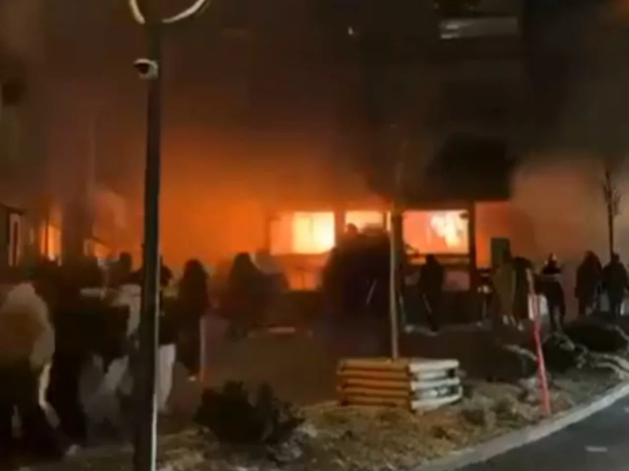 Die Bar «Le Constellation» steht in Flammen.