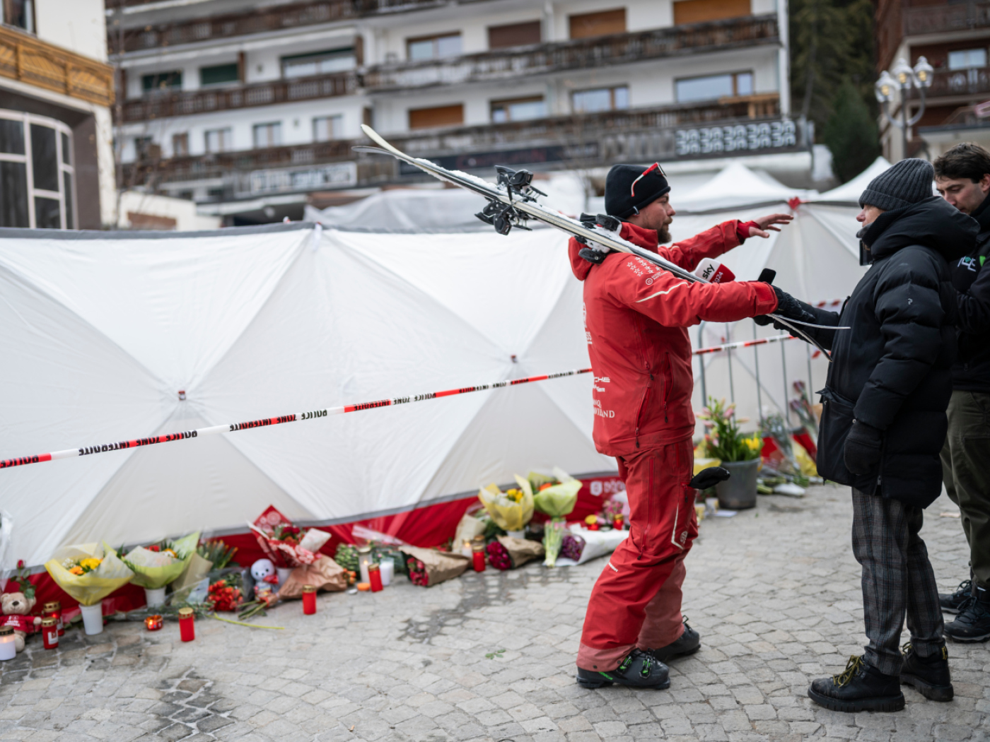 istruttore di sci intervistato da un giornalista davanti al locale dove si è consumata la tragedia