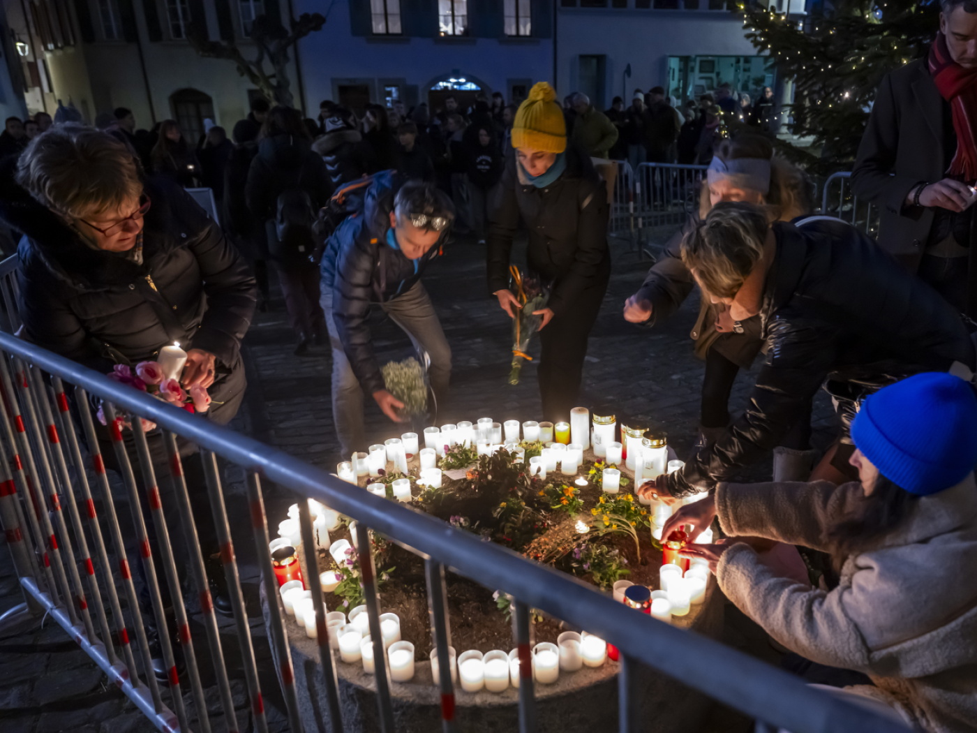 После катастрофического пожара на курорте Кран-Монтана (Crans-Montana, кантон Вале) федеральные власти и швейцарские церкви договорились о проведении национального дня траура, который планируется назначить на пятницу, 9 января 2026 года.