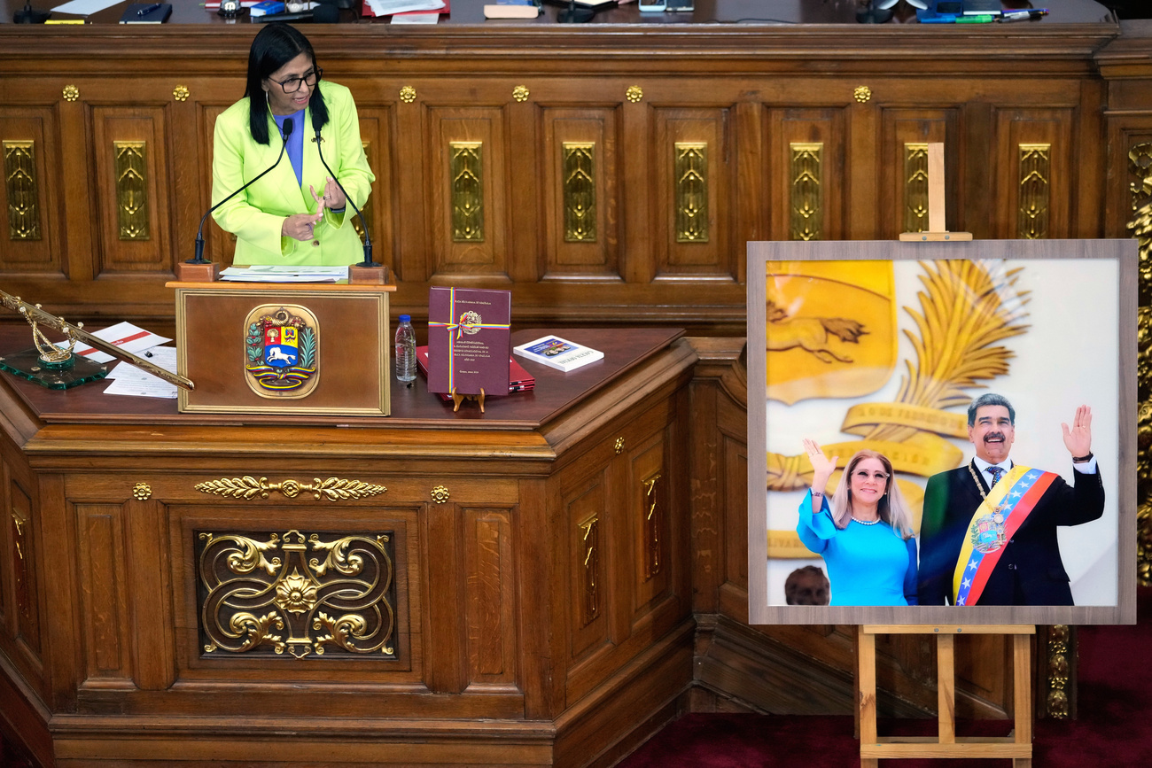 La presidenta interina de Venezuela, Delcy Rodríguez, se dirige al Parlamento junto a una imagen del expresidente Nicolás Maduro y su esposa Cilia Flores, en la Asamblea Nacional en Caracas, Venezuela, el jueves 15 de enero de 2026.