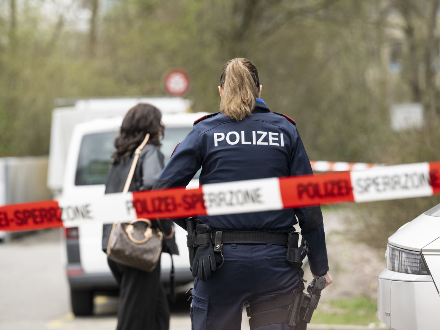 agente polizia zurigo