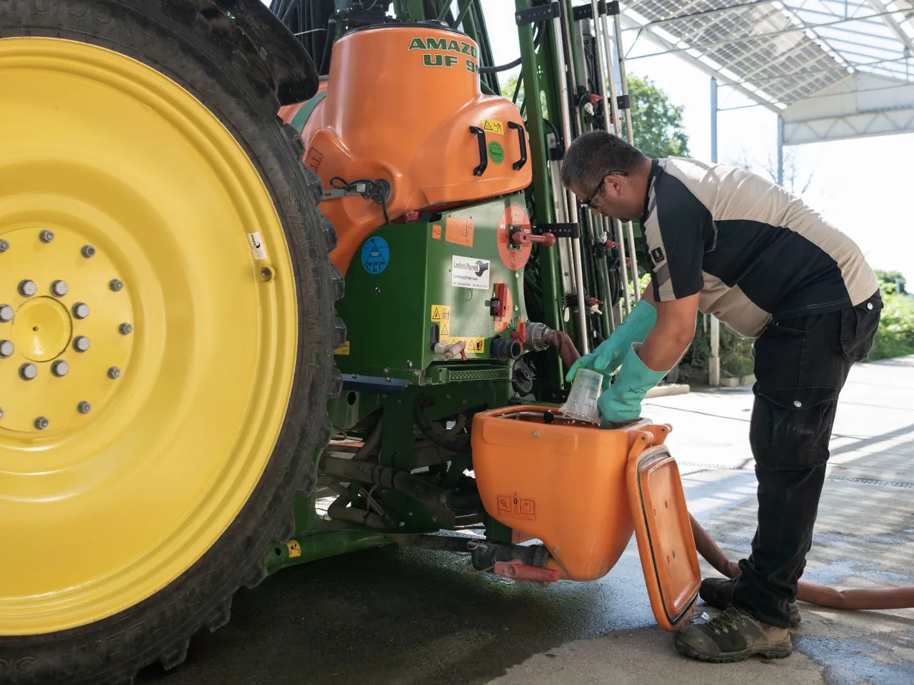 Am meisten gefährdet sind Bauern, die regelmässig und über längere Zeit mit Pflanzenschutzmitteln hantieren. (Symbolbild)