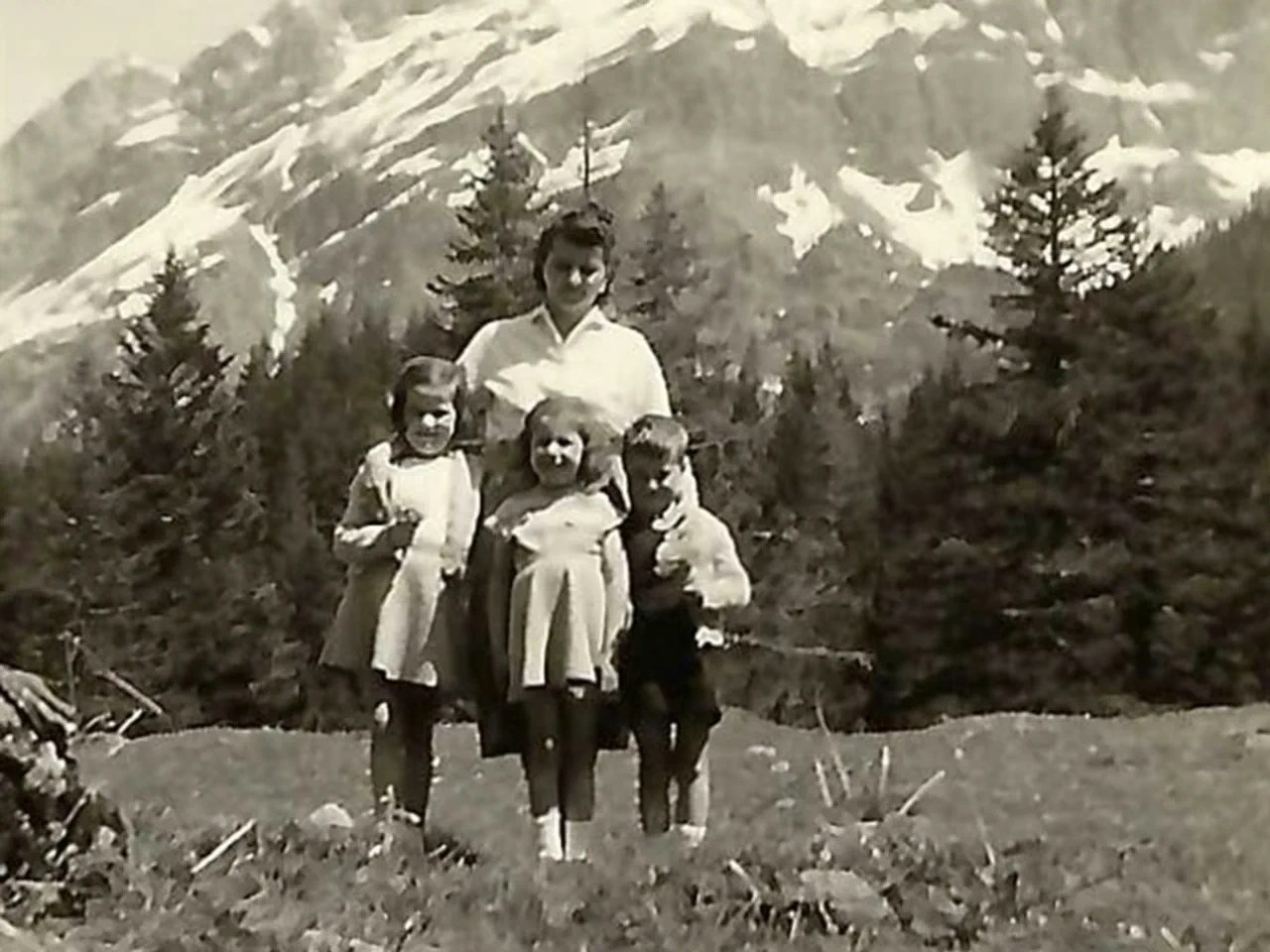 Son enfance en Suisse s'est déroulée dans le calme : Susanne Bartsch avec sa mère et ses frères et sœurs.