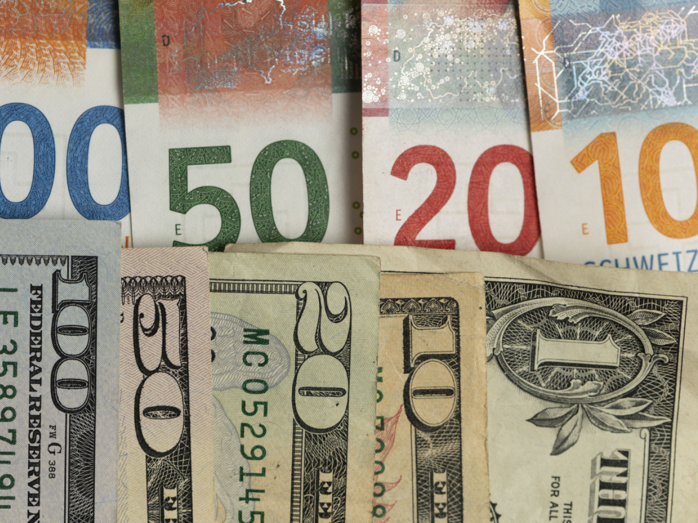 biglietti di dollari americani e franchi svizzeri