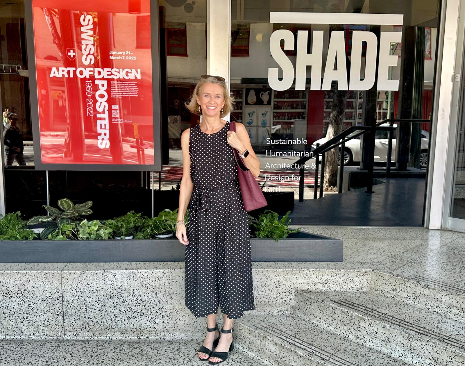 Une femme devant une affiche « Art of Design : Swiss Posters 1950–2022 »