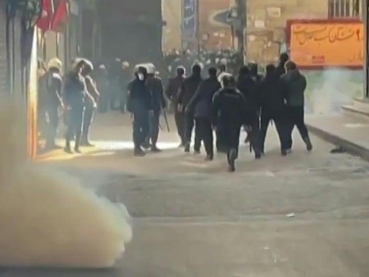 伊朗抗议潮加剧警民冲突已酿逾27死- SWI swissinfo.ch