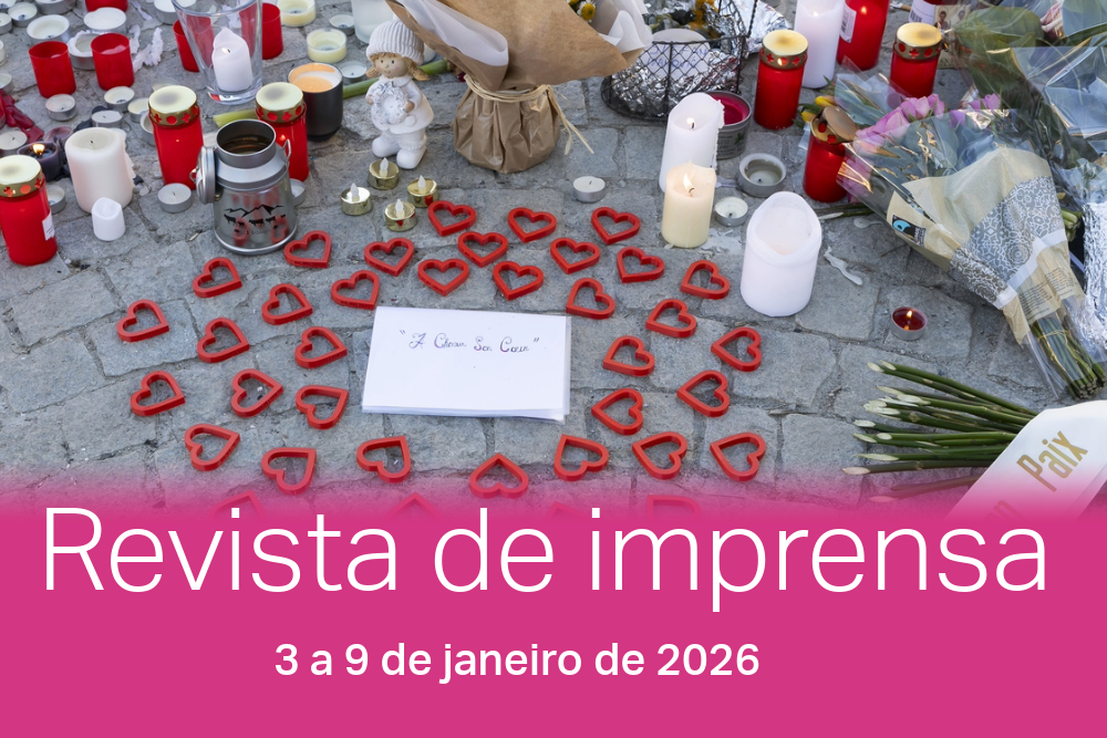 Flores e velas colocadas em praça pública