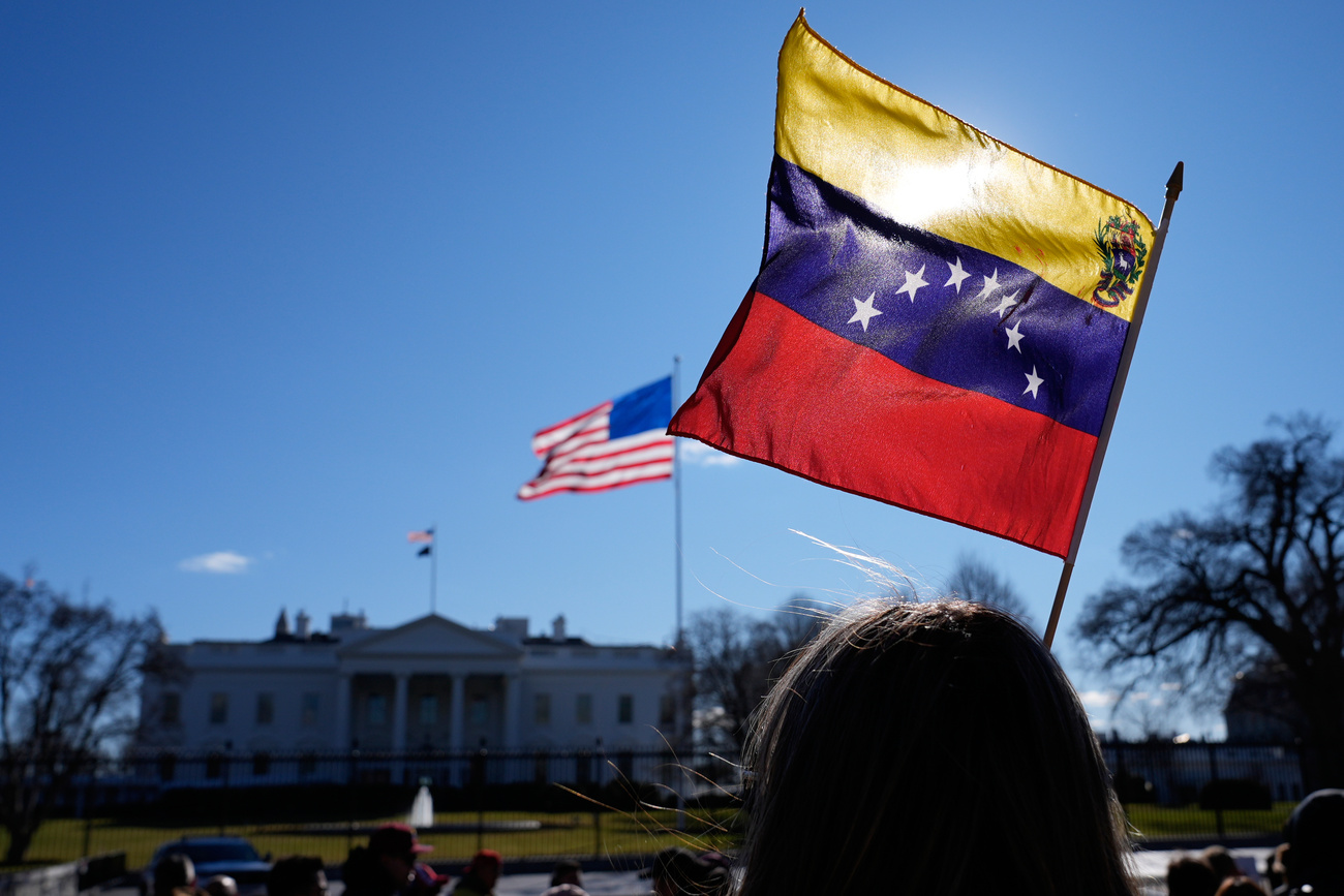 La gente se concentra mientras la líder opositora venezolana María Corina Machado se reúne con el presidente Donald Trump en la Casa Blanca, el jueves 15 de enero de 2026, en Washington.