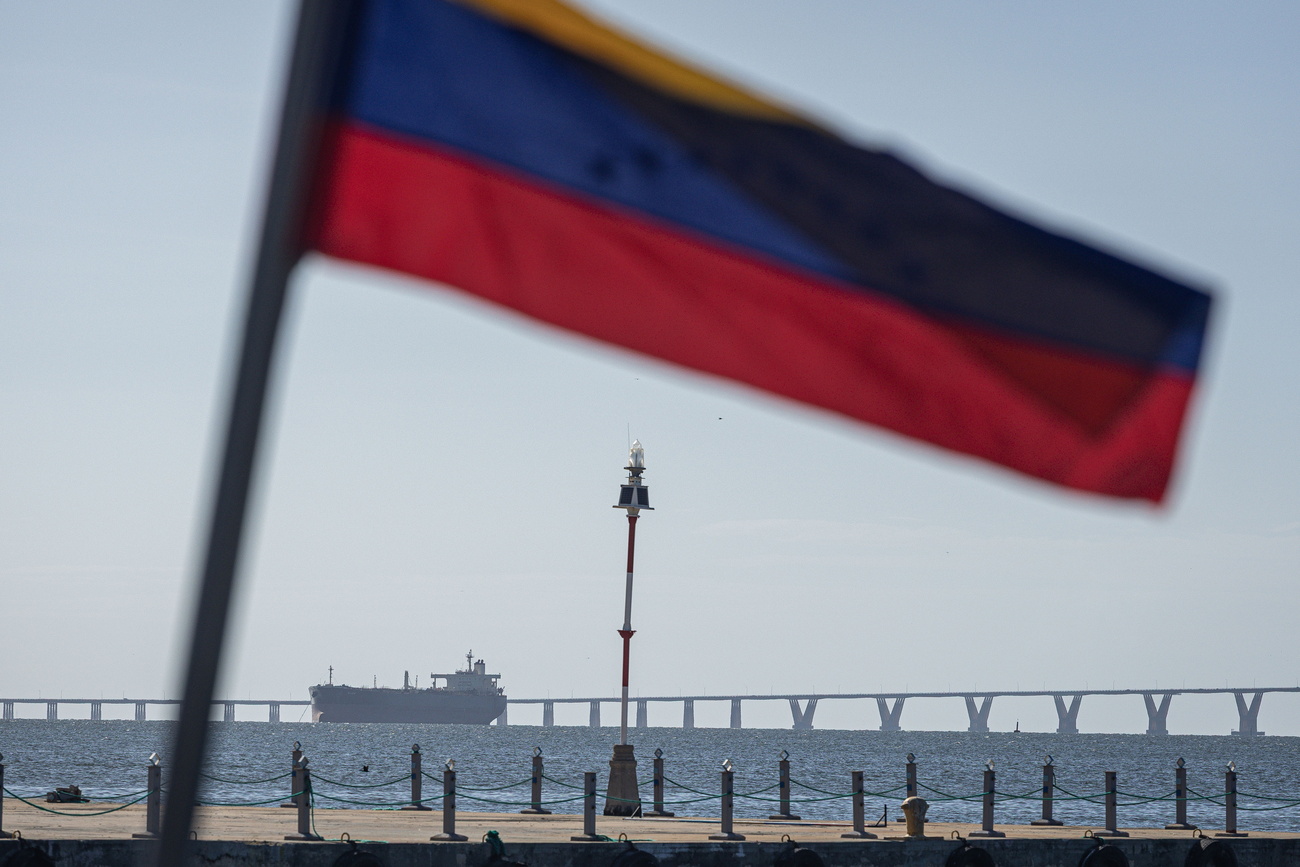 Imagen de un barco que transporta petróleo en Maracaibo, Venezuela, el 21 de enero de 2026. Venezuela avanza hacia una nueva dinámica con un paquete de reformas legales que busca atraer inversiones y fortalecer el sector petrolero en medio del acercamiento con Estados Unidos.