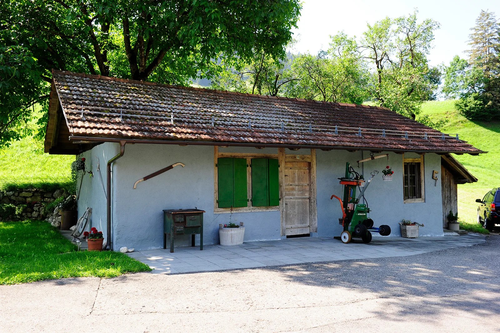 Vecchio edificio a un solo piano e tetto spiovente