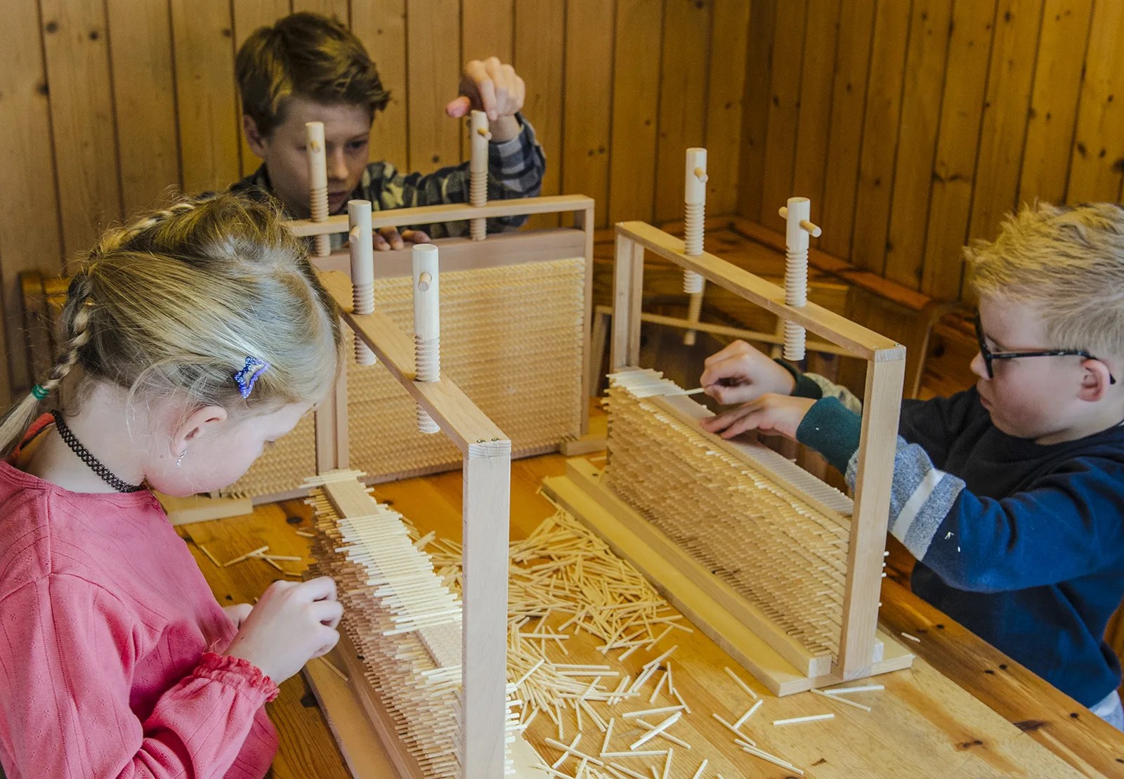 Bambini che fabbricano fiammiferi