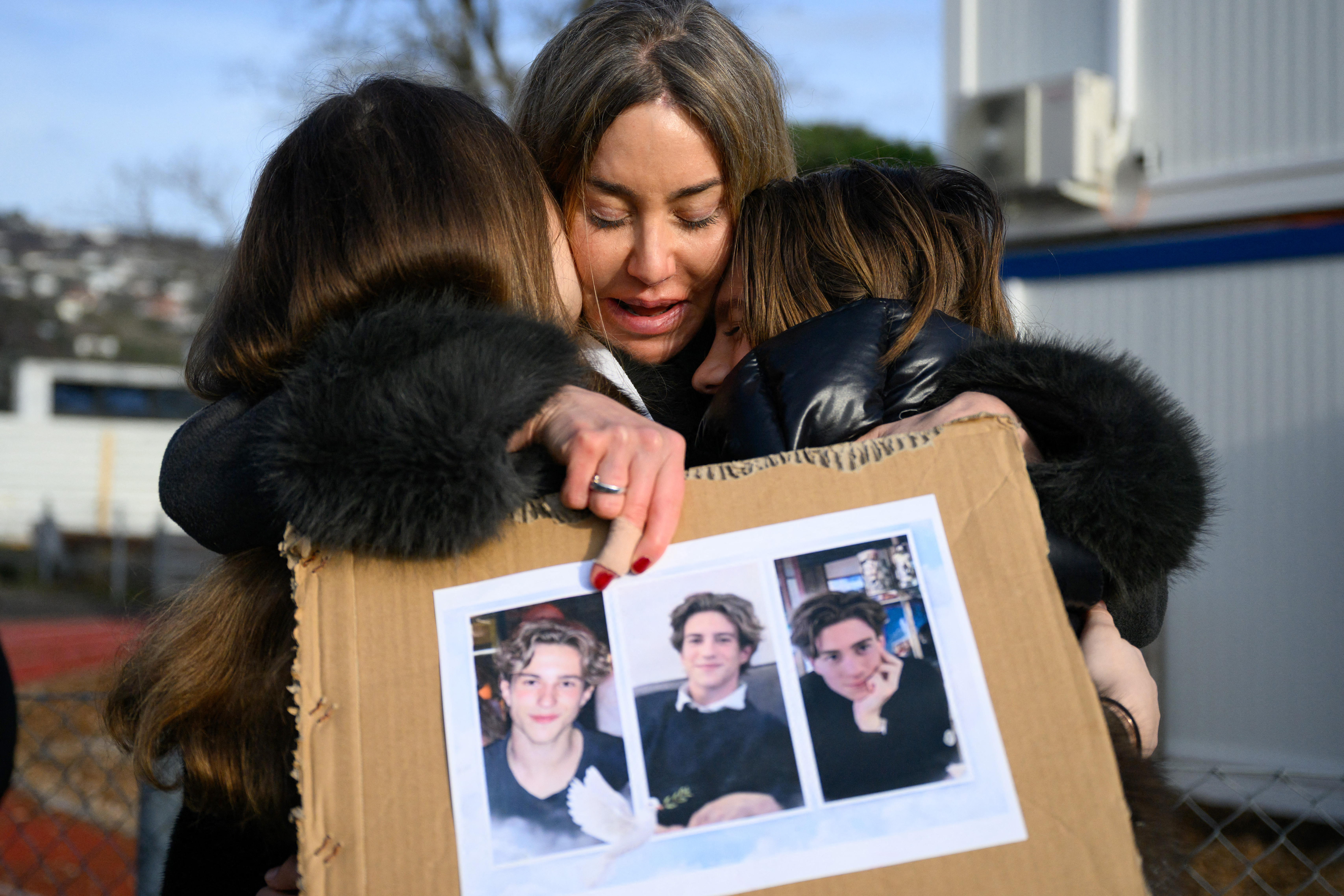 Tre donne si abbracciano