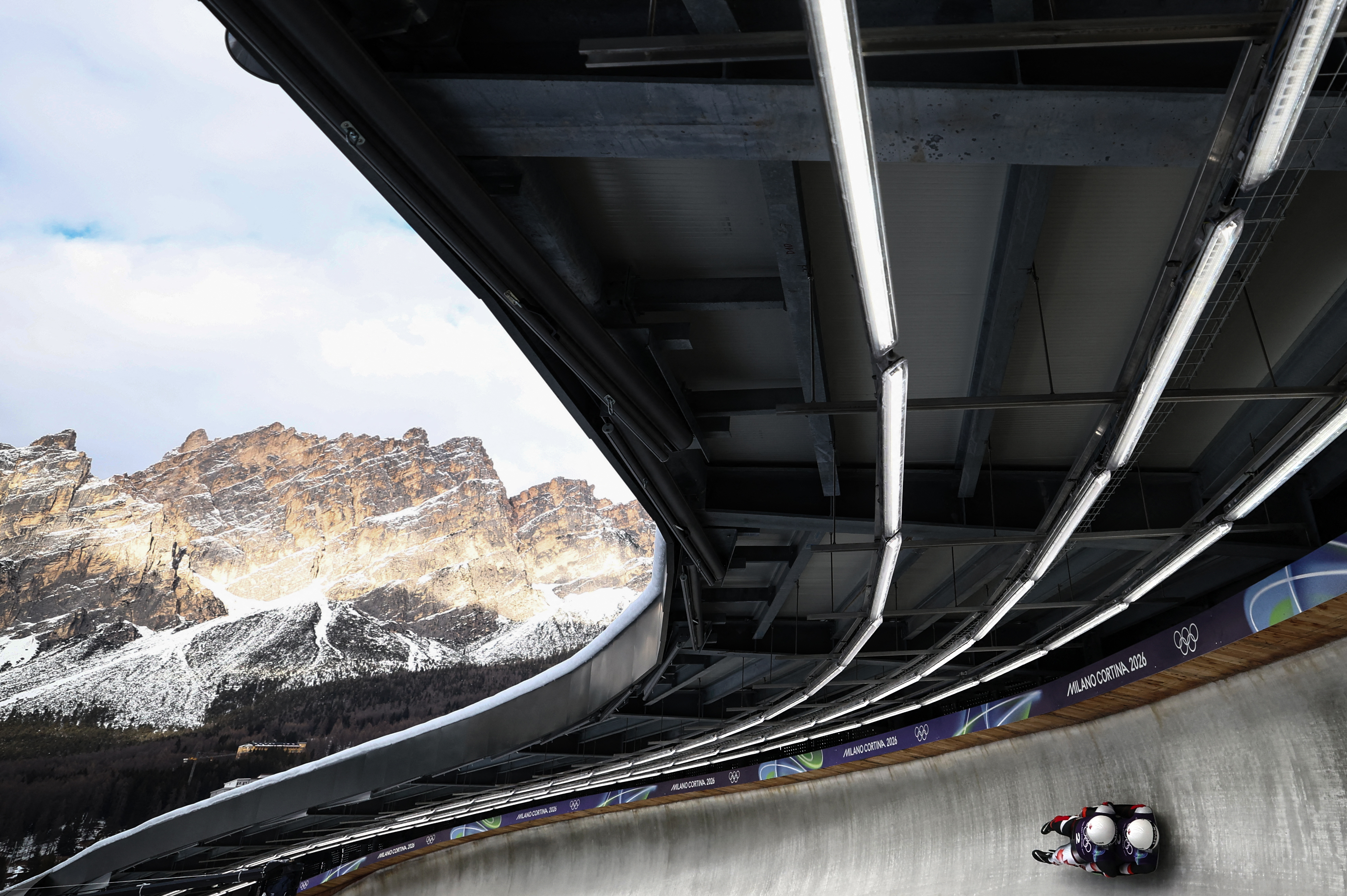 科爾蒂納滑行中心的重建違背了國際奧委會的意願。國際奧委會原本傾向於使用鄰近瑞士或奧地利的現有場地來舉辦雪車、雪橇和鋼架雪車賽事。