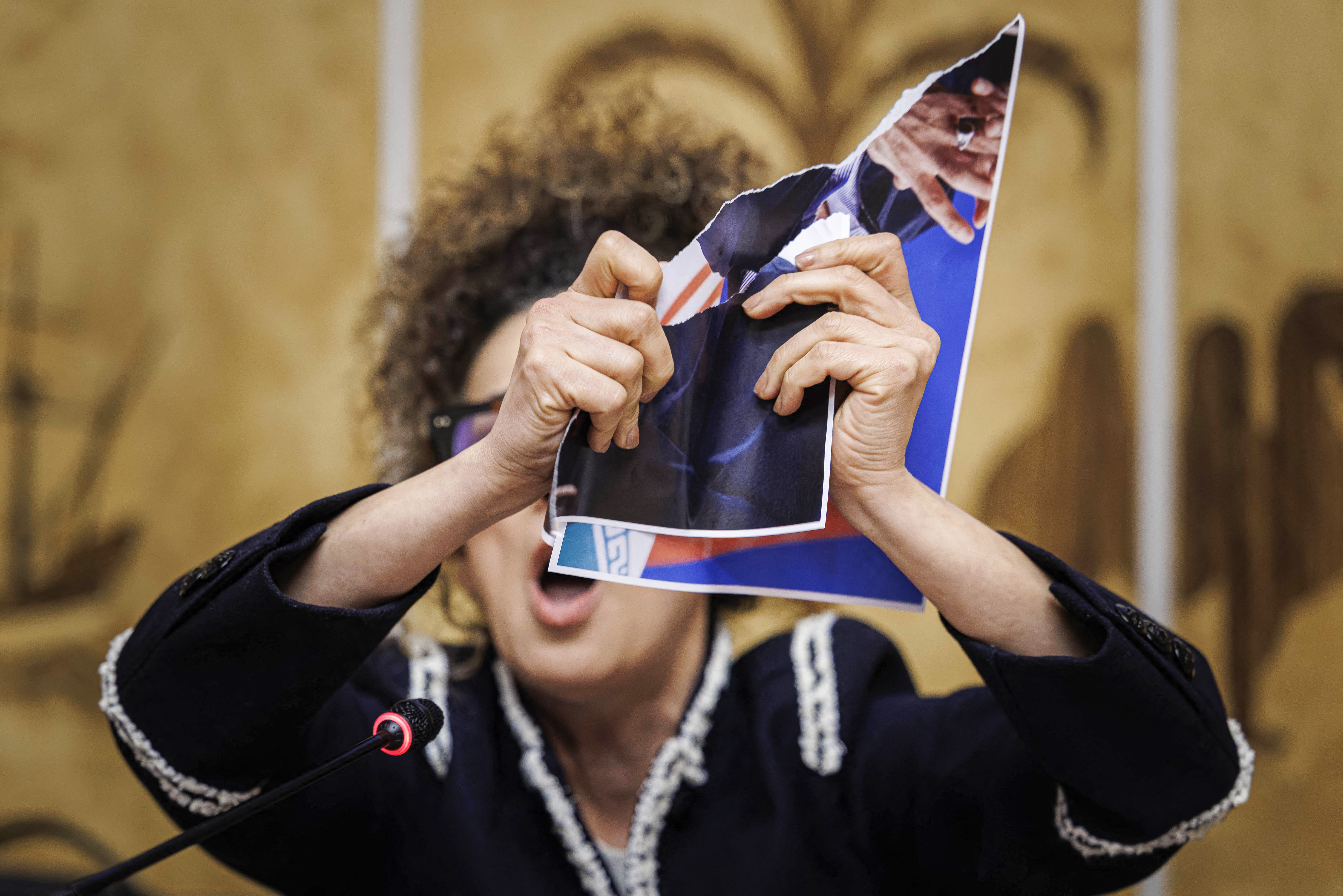 Persona strappa una fotografia