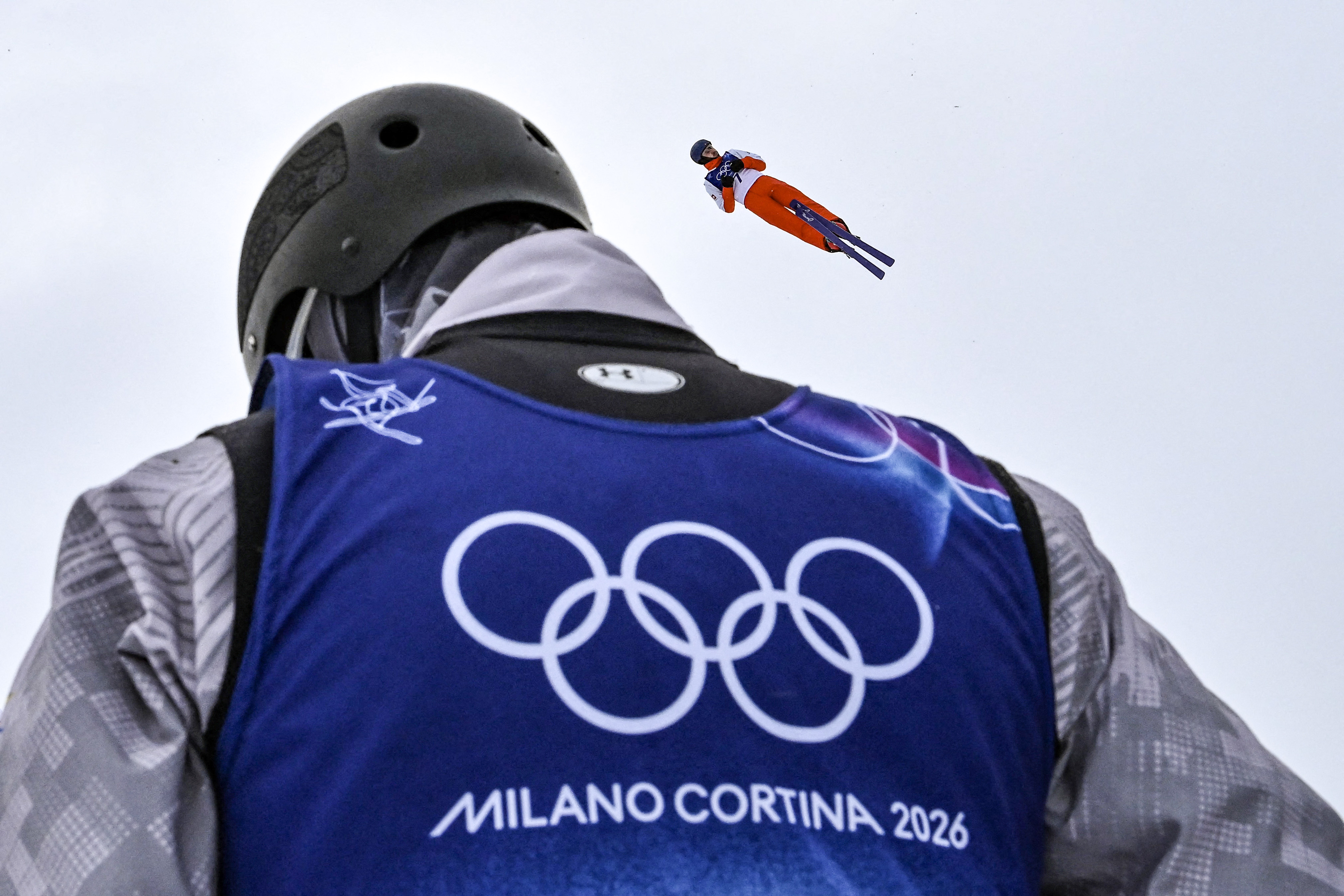 Lo svizzero Noe Roth (in rosso, mentre volteggia in aria) si riscalda prima della qualificazione maschile di aerials ai Giochi Olimpici Invernali di Milano-Cortina 2026, a Livigno, il 20 febbraio 2026. Alla fine si è messo al collo la medaglia d'argento.