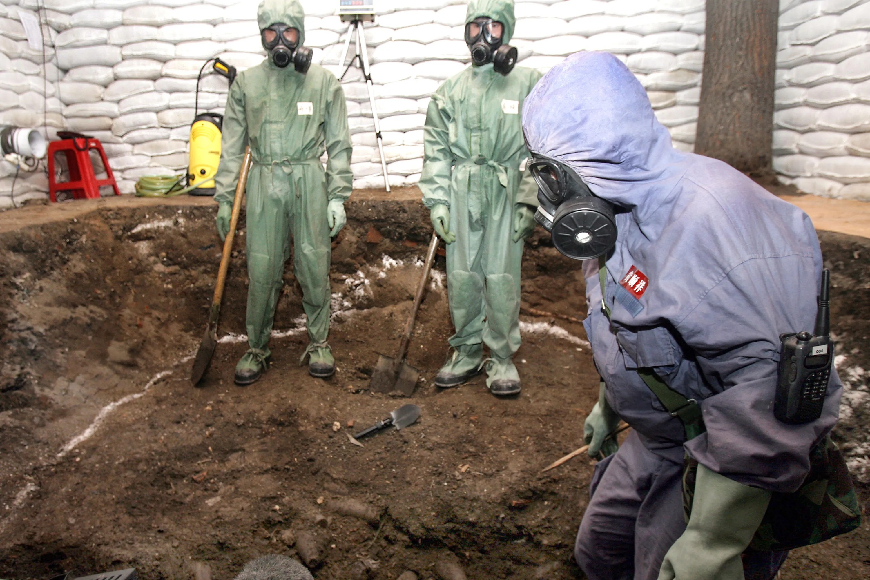 2006年7月5日，在中國東北黑龍江省牡丹江市，中國廢棄化學武器專家團隊在一所中學對面的遺址挖掘並清除化學炸彈。