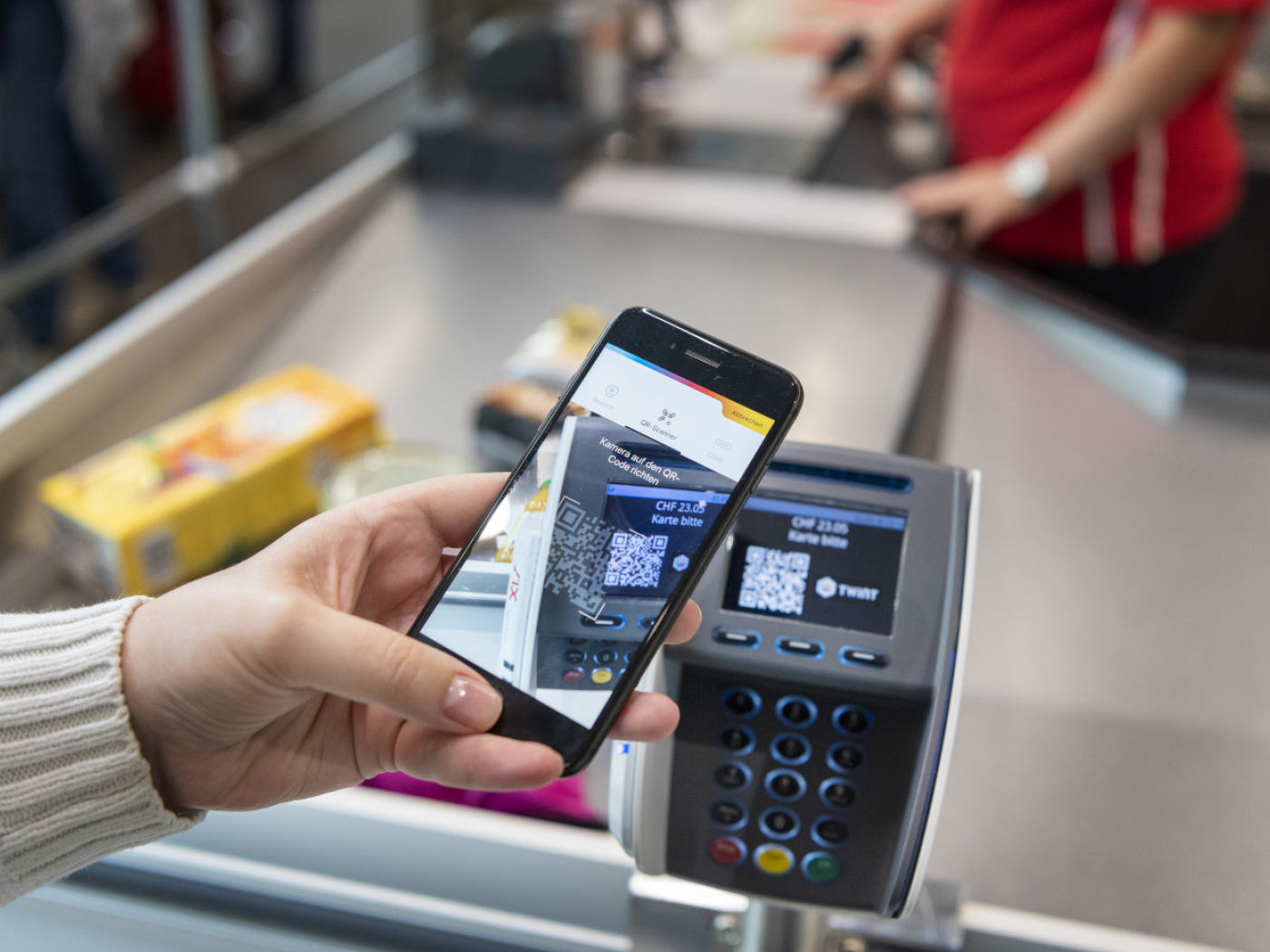 persona scannerizza con iphone un codice qr di pagamento di twint