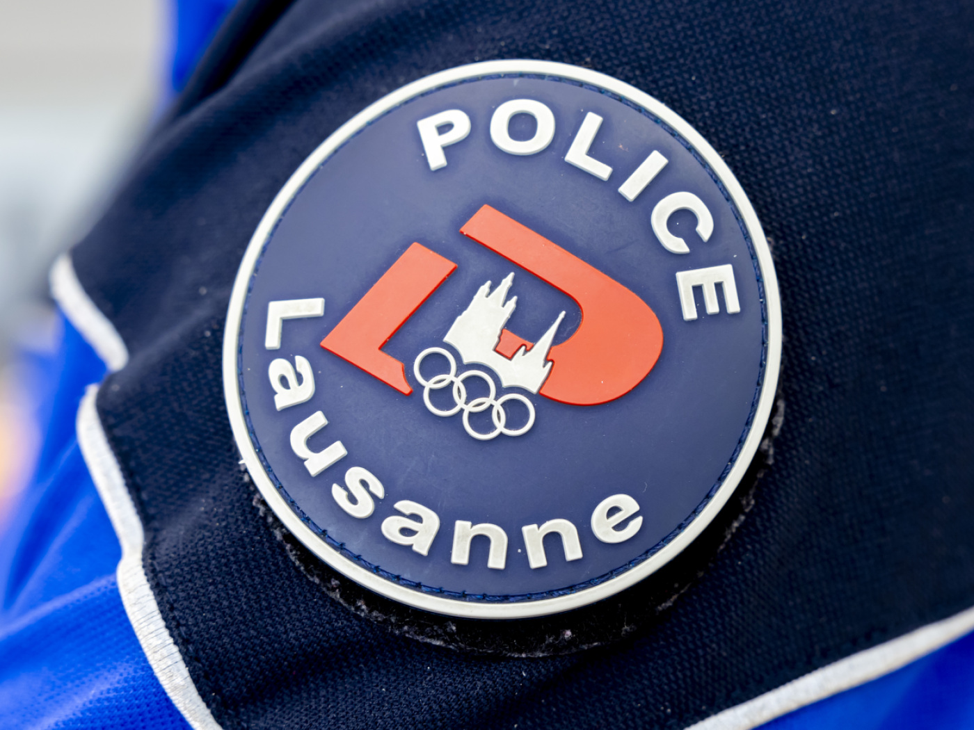 logo polizia losanna su manica di un agente