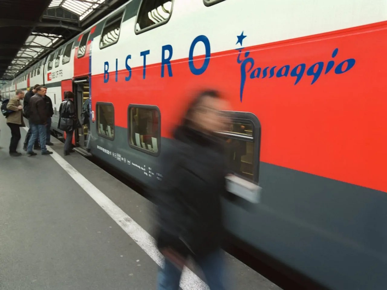 2002 – Escale Passagio Passaggio Rail AG – l'entreprise commune des CFF et de Rail Gourmet, forte de 600 collaborateurs, doit apporter un vent de fraîcheur dans les trains. À peine un an plus tard, le nom Passaggio disparaît déjà pour être intégré à la filiale des CFF Elvetino, aujourd'hui bien connue.
