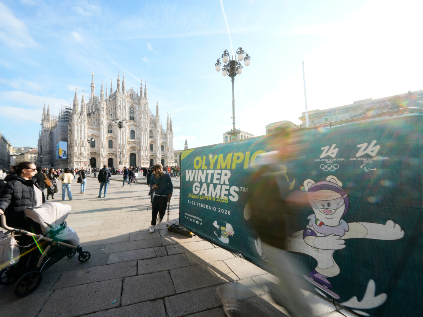 pubblicità delel olimpiadi davanti al duomo di milano