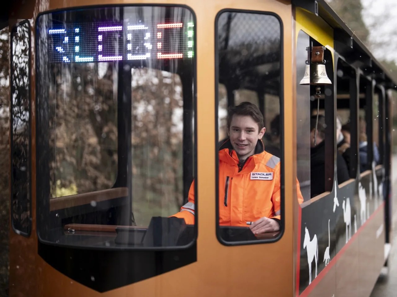 Enfin, c'est fait ! Lorenz Schweizer, apprenti en automatisation, fait visiter les installations aux premiers visiteurs.