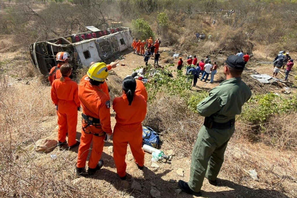Acidente de ônibus com romeiros deixa 15 mortos em Alagoas - SWI swissinfo.ch