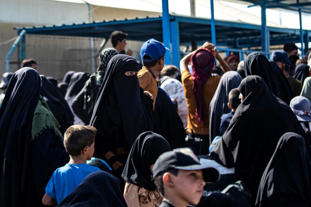 السلطات السورية تبدأ بنقل قاطني مخيم الهول إلى منطقة حلب