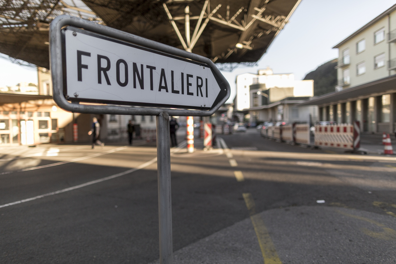 Cartello Frontalieri alla frontiera svizzera.