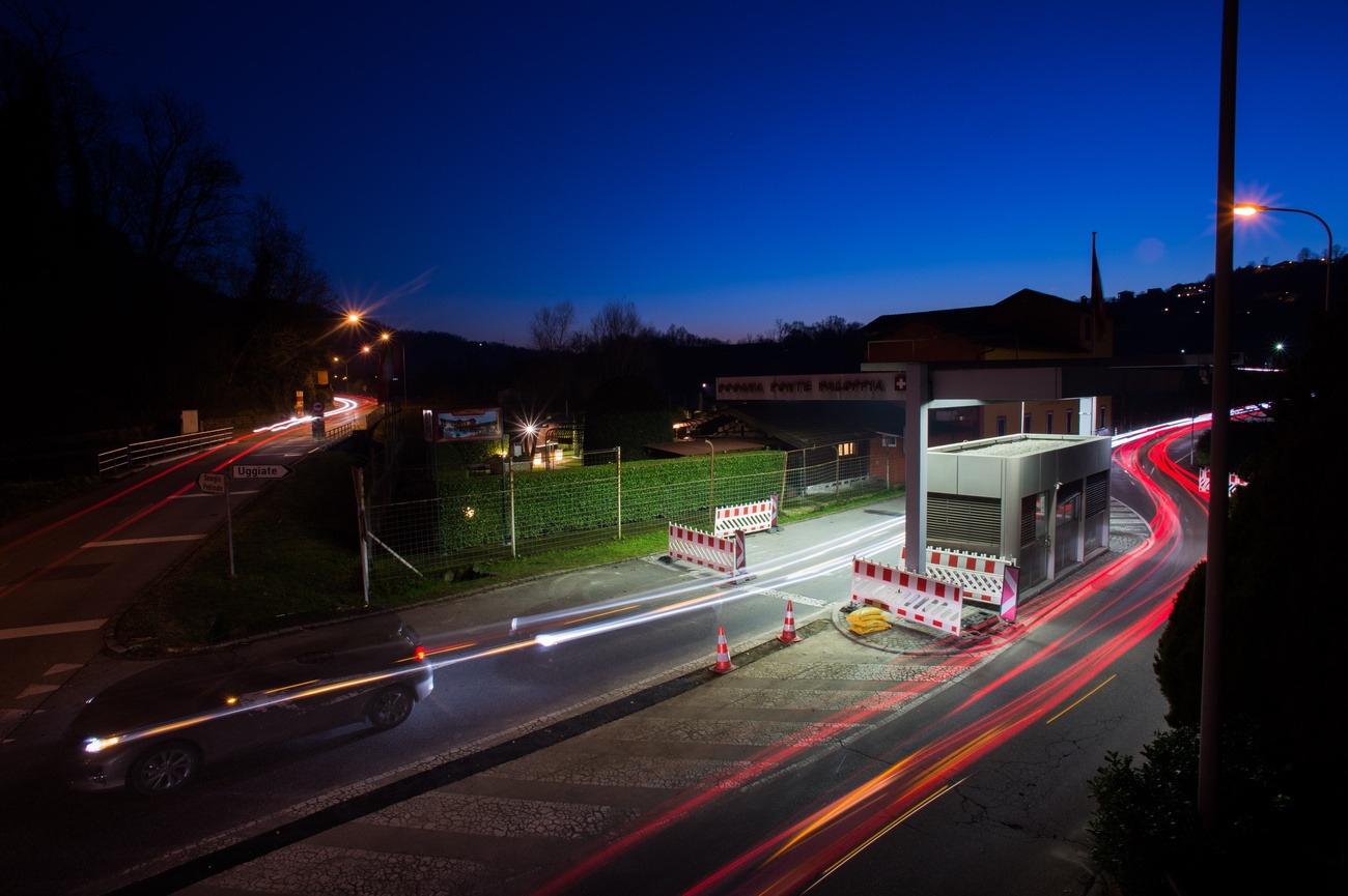 L’alba al varco di frontiera Ponte Faloppia, Ticino.