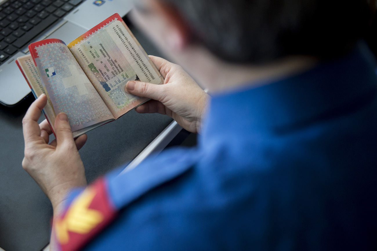 un homme contrôle un passeport