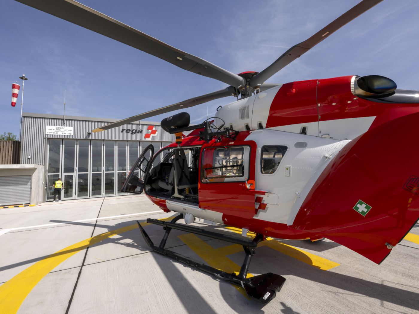 elicorttero rega davanti ad hangar