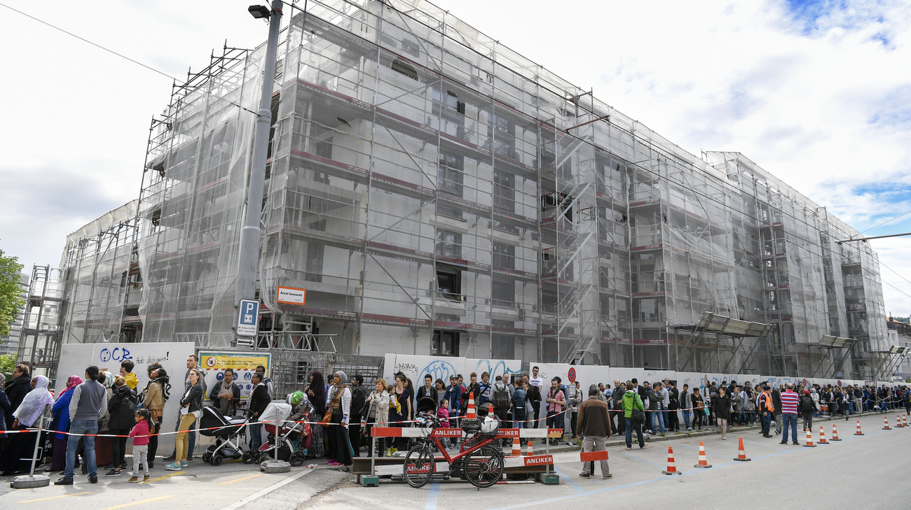 Schlange von Wohnungssuchenden