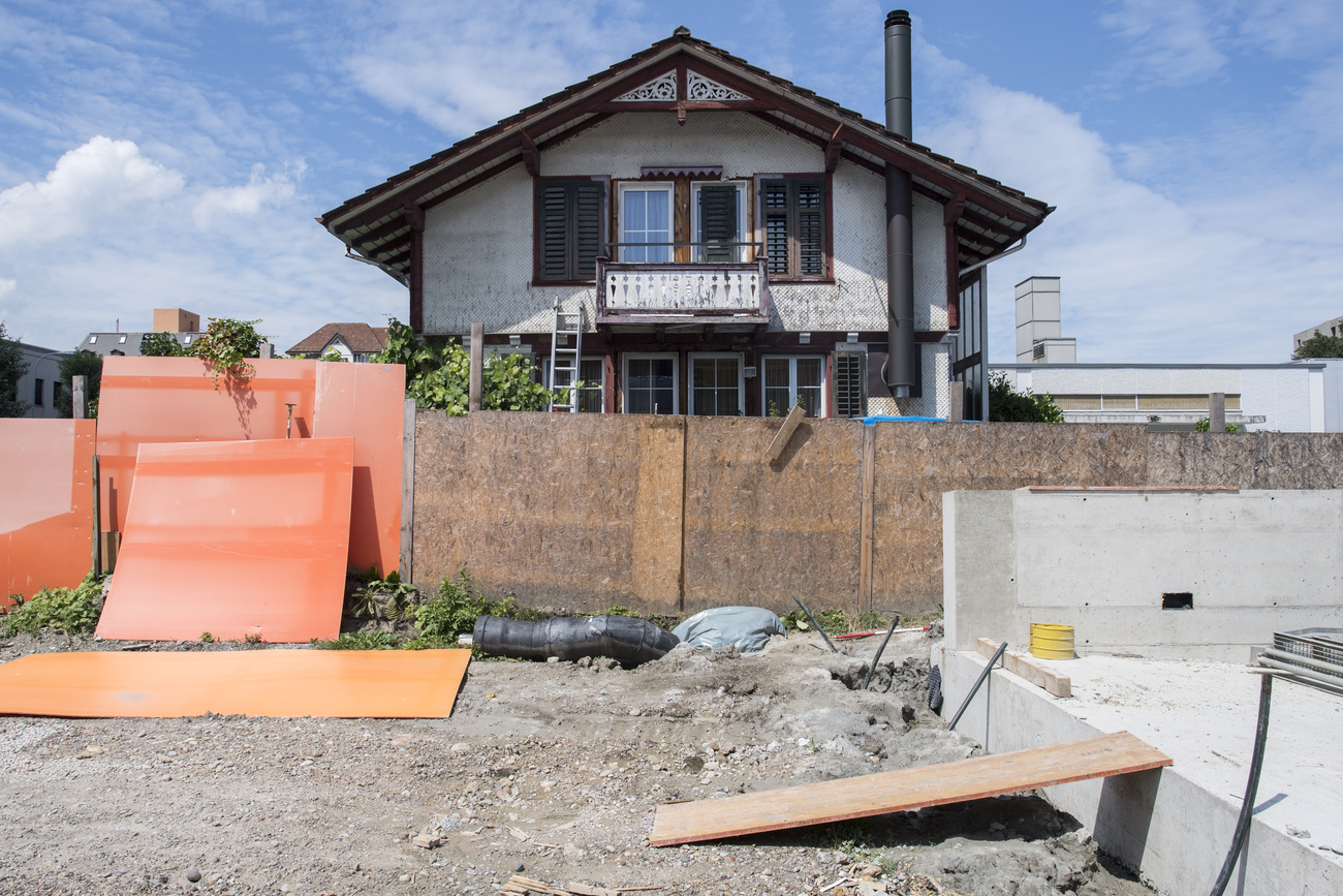 cantiere di fronte a una casa monofamigliare