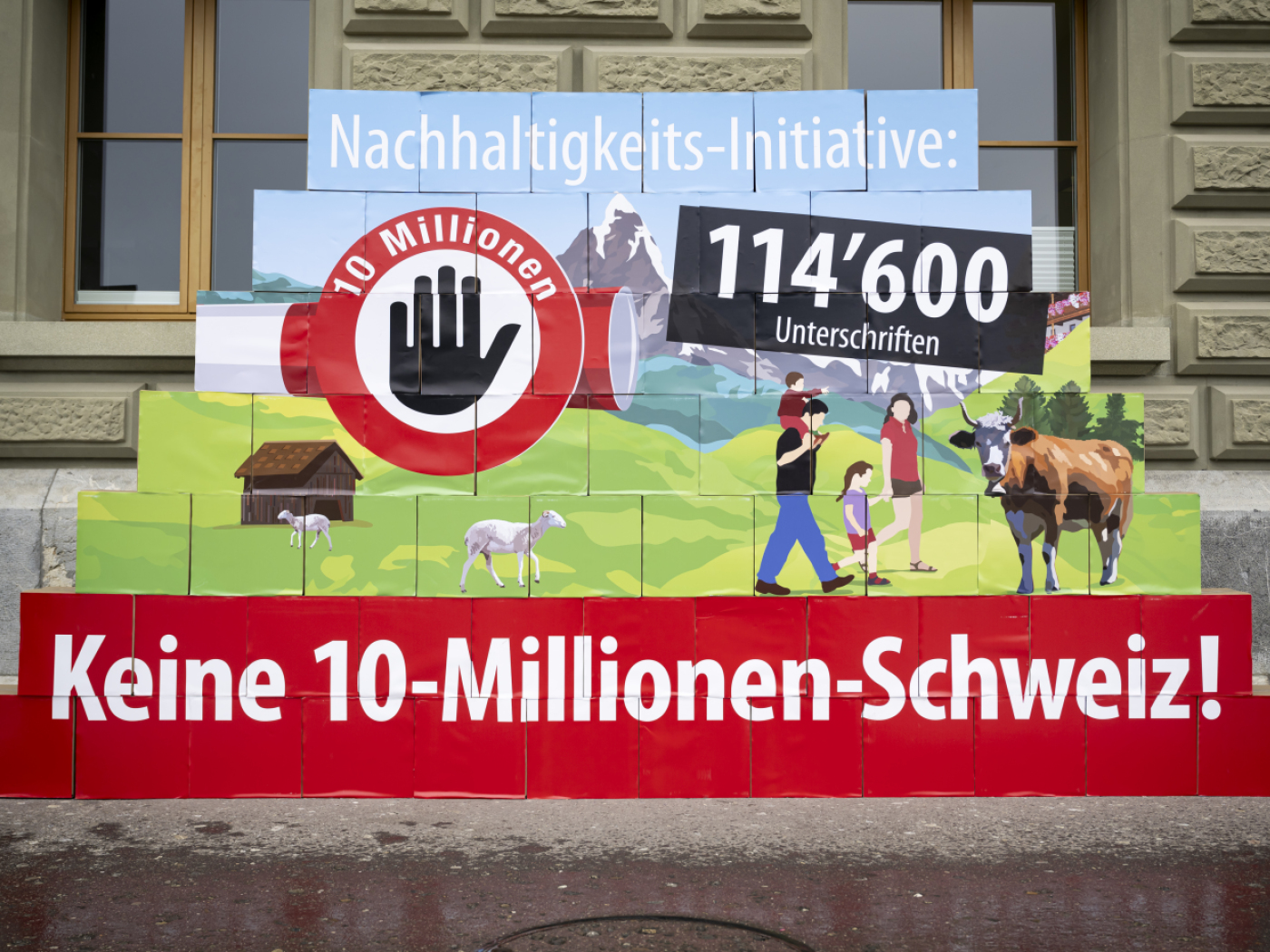 scatole contenenti le oltre 114'000 firme per l'iniziativa no a una svizzera da 10 milioni