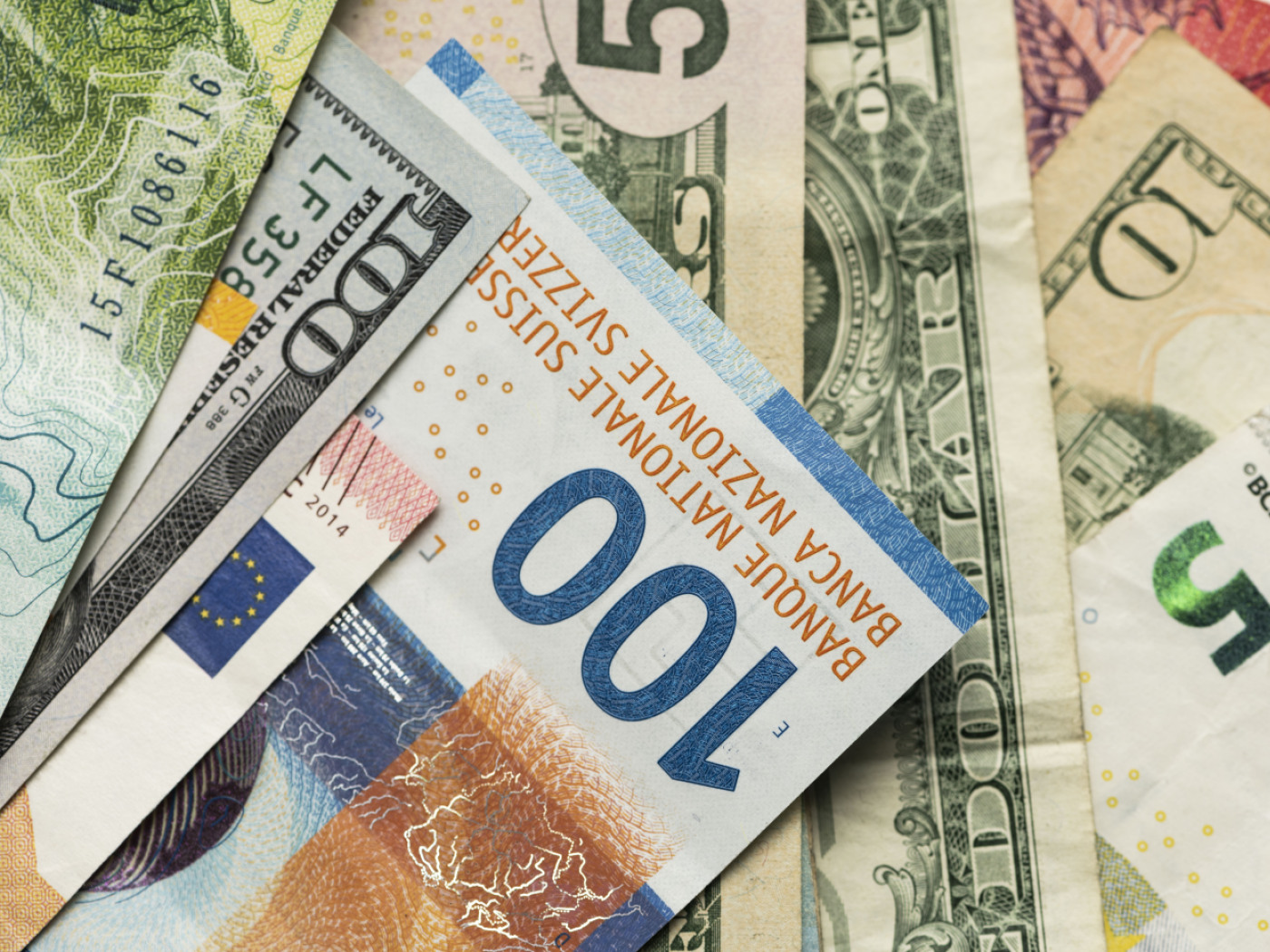 banconote di franchi euro e dollari