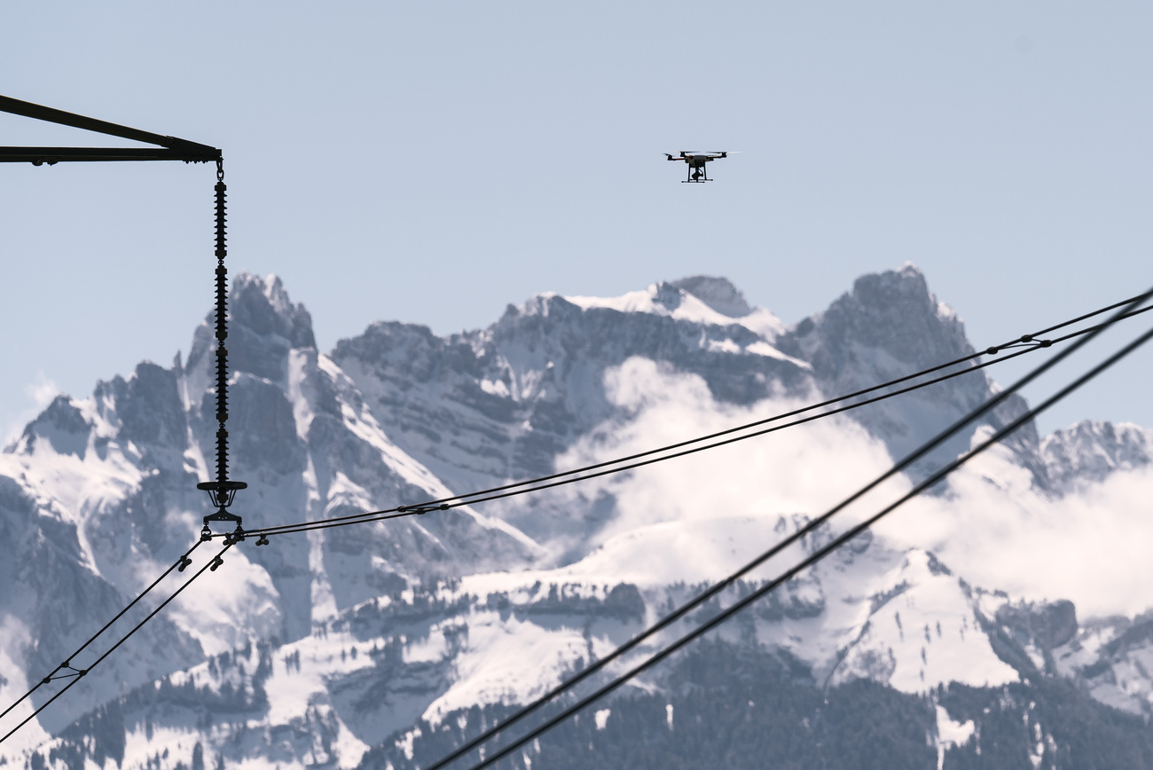 Drone, cavi e alpi sullo sfondo